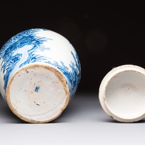A blue and white Dutch Delft vase and cover with floral design, early 18th C. — photo 6