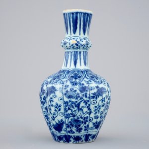 A blue and white Dutch Delft vase with flying cherubs, 18th C. — 照片 1