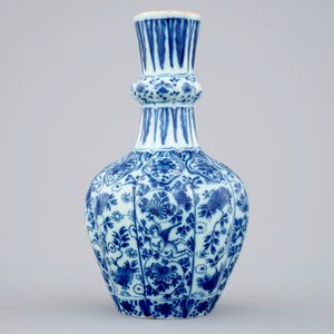 A blue and white Dutch Delft vase with flying cherubs, 18th C. — 照片 4