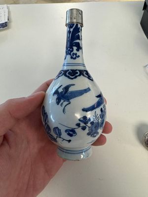 A blue and white Dutch Delft vase with silver cover, 18th C. — 照片 1