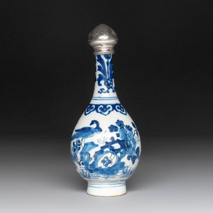 A blue and white Dutch Delft vase with silver cover, 18th C. — 照片 1