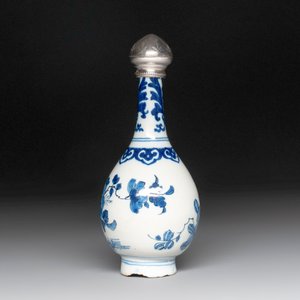 A blue and white Dutch Delft vase with silver cover, 18th C. — 照片 3