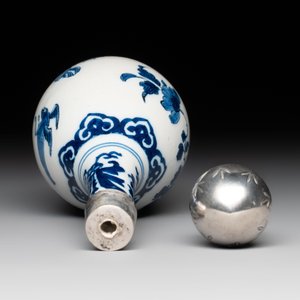 A blue and white Dutch Delft vase with silver cover, 18th C. — 照片 4