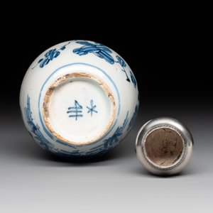 A blue and white Dutch Delft vase with silver cover, 18th C. — 照片 5