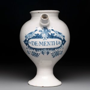 A blue and white Dutch Delft wet drug or syrup jar inscribed 'S. DE MENTHA', early 18th C. — photo 1