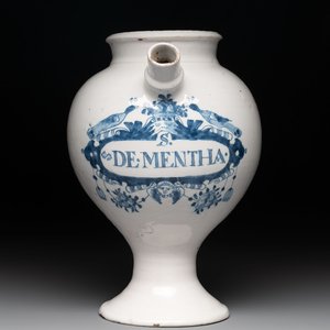 A blue and white Dutch Delft wet drug or syrup jar inscribed 'S. DE MENTHA', early 18th C. — photo 1