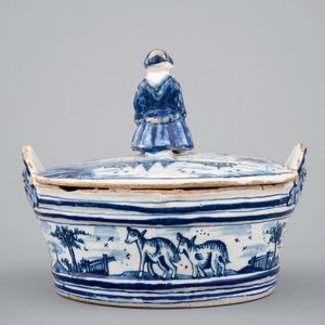 A blue and white Dutch Delftware butter tub with a lady-shaped finial, 18th C. — 照片 3