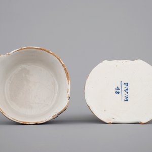 A blue and white Dutch Delftware butter tub with a lady-shaped finial, 18th C. — 照片 5