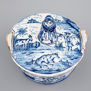 A blue and white Dutch Delftware butter tub with a lady-shaped finial, 18th C. — 照片 8