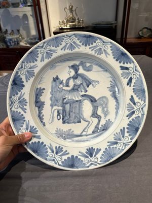 A blue and white Dutch maiolica dish with a rider on horseback, probably Harlingen, 2nd half 17th C. — 照片 1