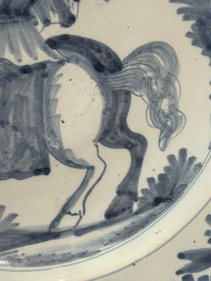 A blue and white Dutch maiolica dish with a rider on horseback, probably Harlingen, 2nd half 17th C. — 照片 4