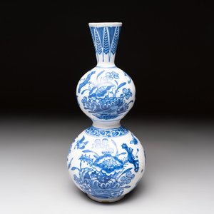 A blue and white Dutch or English Delft chinoiserie Transitional-style double gourd vase, 17th C. — photo 1