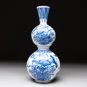 A blue and white Dutch or English Delft chinoiserie Transitional-style double gourd vase, 17th C. — photo 2