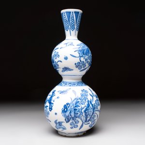 A blue and white Dutch or English Delft chinoiserie Transitional-style double gourd vase, 17th C. — photo 3
