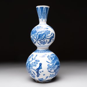 A blue and white Dutch or English Delft chinoiserie Transitional-style double gourd vase, 17th C. — photo 4