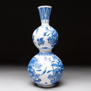 A blue and white Dutch or English Delft chinoiserie Transitional-style double gourd vase, 17th C. — photo 5