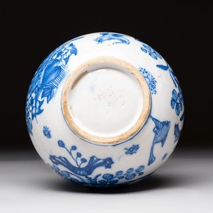 A blue and white Dutch or English Delft chinoiserie Transitional-style double gourd vase, 17th C. — photo 7