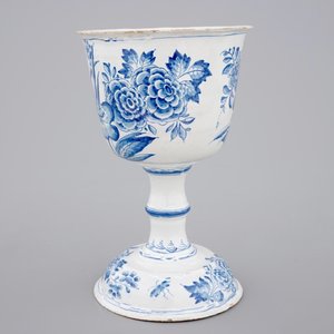 A blue and white faience cup on foot, Germany, 17/18th C. — photo 3