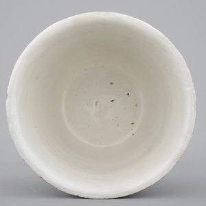 A blue and white faience cup on foot, Germany, 17/18th C. — photo 7