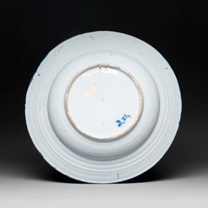 A blue and white 'figures in a garden' chinoiserie dish, Frankfurt, 17th C. — photo 2