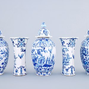 A blue and white five-piece garniture in Dutch Delft style, Samson, Paris, 19th C. — photo 3