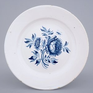 A blue and white floral dish, Harlingen, Friesland, 18th C. — 照片 1