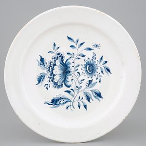 A blue and white floral dish, Harlingen, Friesland, 18th C. — 照片 1