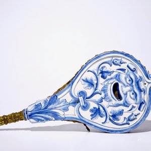 A blue and white French faience bellows with grotesques, signed for Laugier-Olerys, Moustiers, 18th C. — photo 4