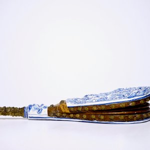 A blue and white French faience bellows with grotesques, signed for Laugier-Olerys, Moustiers, 18th C. — photo 8