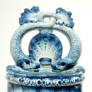 A blue and white French faience Delft style wall fountain and basin, Bourg-la-Reine, dated 1890 — photo 11