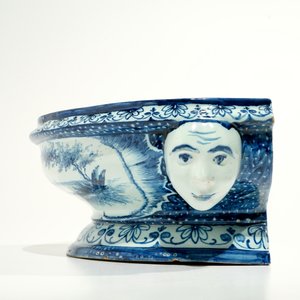 A blue and white French faience Delft style wall fountain and basin, Bourg-la-Reine, dated 1890 — photo 15