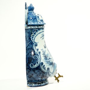 A blue and white French faience Delft style wall fountain and basin, Bourg-la-Reine, dated 1890 — photo 3