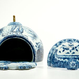 A blue and white French faience Delft style wall fountain and basin, Bourg-la-Reine, dated 1890 — photo 6