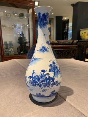 A blue and white French faience pear-shaped chinoiserie vase, Nevers, late 17th C. — photo 1