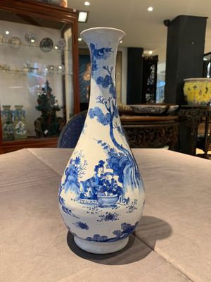A blue and white French faience pear-shaped chinoiserie vase, Nevers, late 17th C. — photo 2