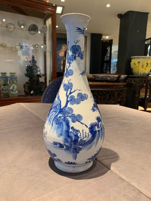 A blue and white French faience pear-shaped chinoiserie vase, Nevers, late 17th C. — photo 3
