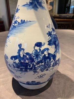 A blue and white French faience pear-shaped chinoiserie vase, Nevers, late 17th C. — photo 8
