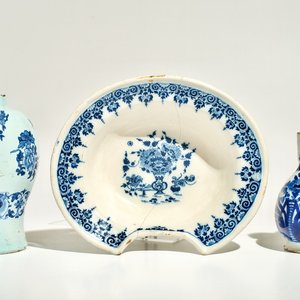 A blue and white French faience shaving bowl, a chinoiserie vase and a jug, Nevers and Moustiers, 17/18th C. — photo 1