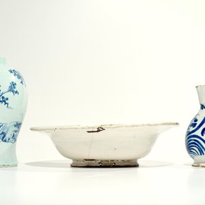 A blue and white French faience shaving bowl, a chinoiserie vase and a jug, Nevers and Moustiers, 17/18th C. — photo 2