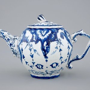 A blue and white French faience teapot, Rouen, 18th C. — photo 2
