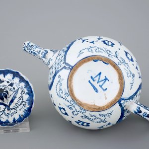 A blue and white French faience teapot, Rouen, 18th C. — photo 7
