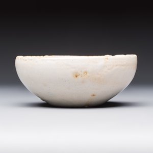 A blue and white Hispano-Moresque pottery bowl, Manises or Paterna, Spain, 15th C. — photo 3
