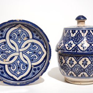 A blue and white Islamic pottery covered bowl and a dish, Northern Africa, Tunisia or Morocco, 19th C. — photo 1