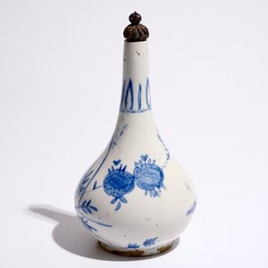 A blue and white Islamic vase with a silver lid, prob. iran, 17/18th C. — 照片 1