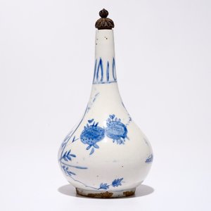 A blue and white Islamic vase with a silver lid, prob. iran, 17/18th C. — 照片 2