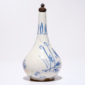 A blue and white Islamic vase with a silver lid, prob. iran, 17/18th C. — 照片 3