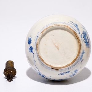 A blue and white Islamic vase with a silver lid, prob. iran, 17/18th C. — 照片 6