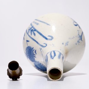 A blue and white Islamic vase with a silver lid, prob. iran, 17/18th C. — 照片 7