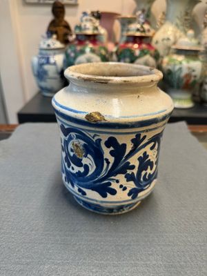 A blue and white Italian maiolica albarello, 16/17th C. — photo 2