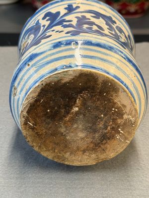 A blue and white Italian maiolica albarello, 16/17th C. — photo 6